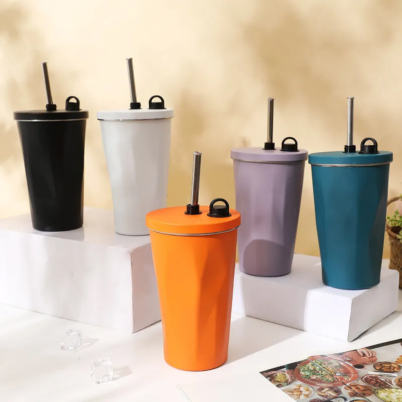 Trinkbecher aus Edelstahl mit Strohhalm