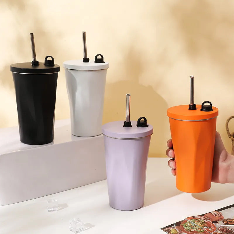 Trinkbecher aus Edelstahl mit Strohhalm