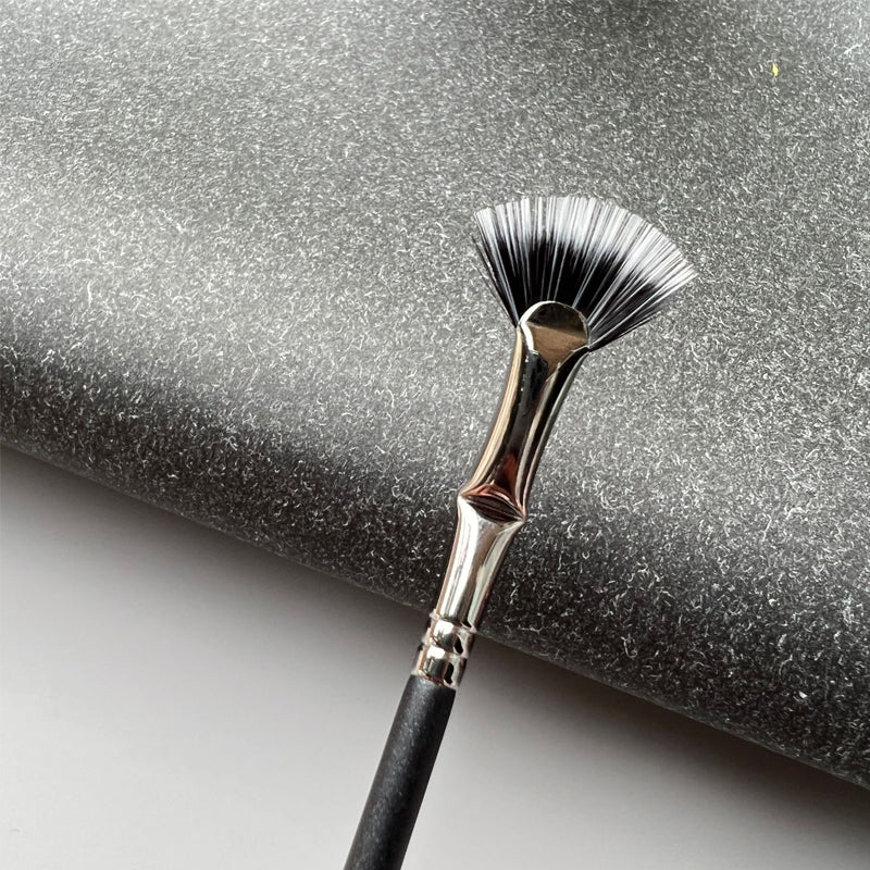 Wimpernbürste mit Wellenschliff
