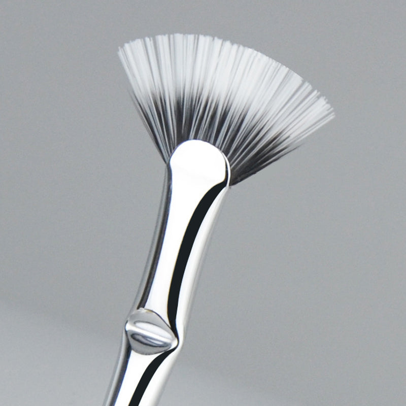 Wimpernbürste mit Wellenschliff