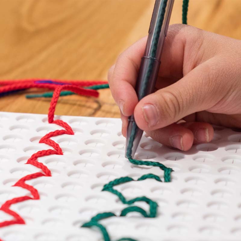 DIY Magisches Fädelbrett für Kinder