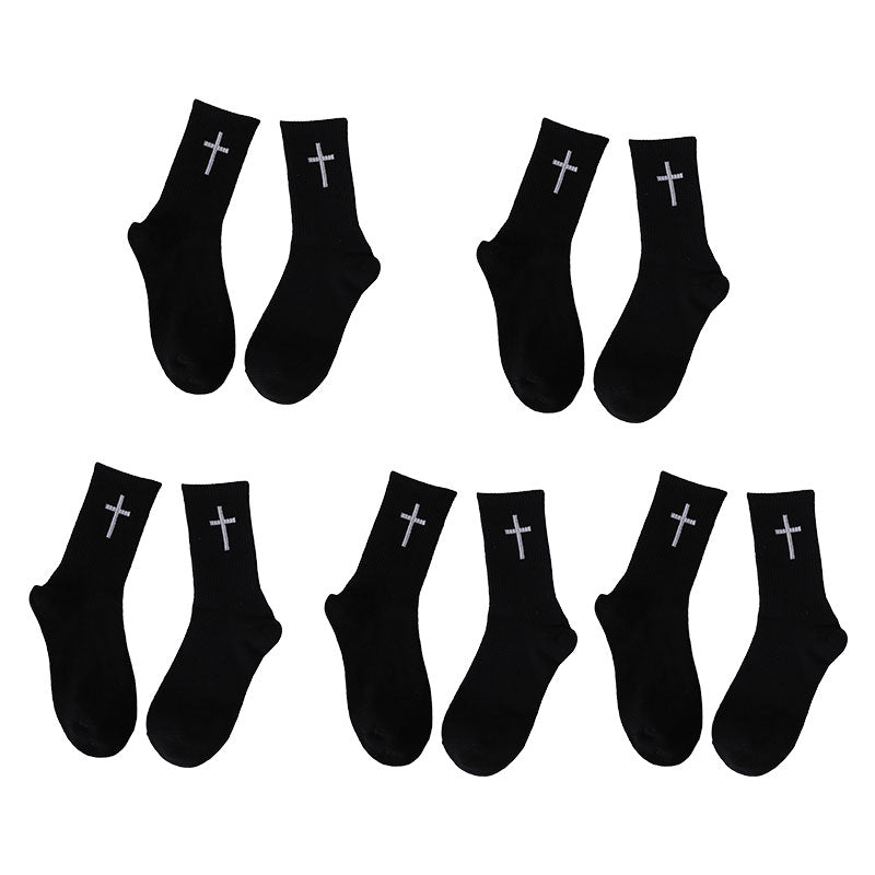 Schwarze und weiße Kreuzsocken