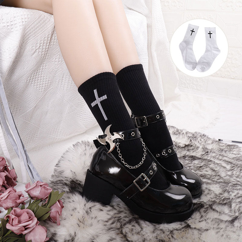 Schwarze und weiße Kreuzsocken