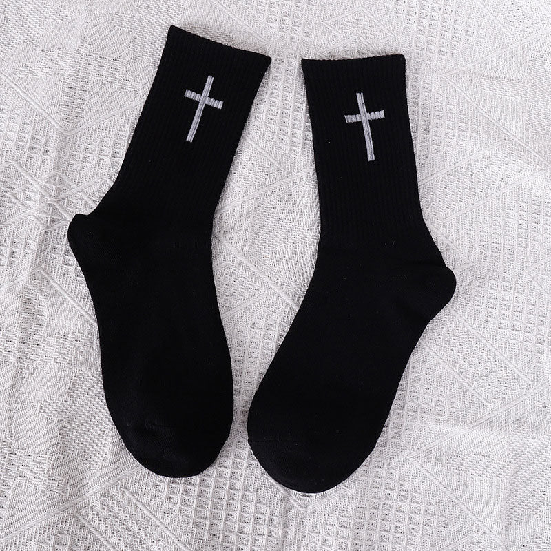 Schwarze und weiße Kreuzsocken