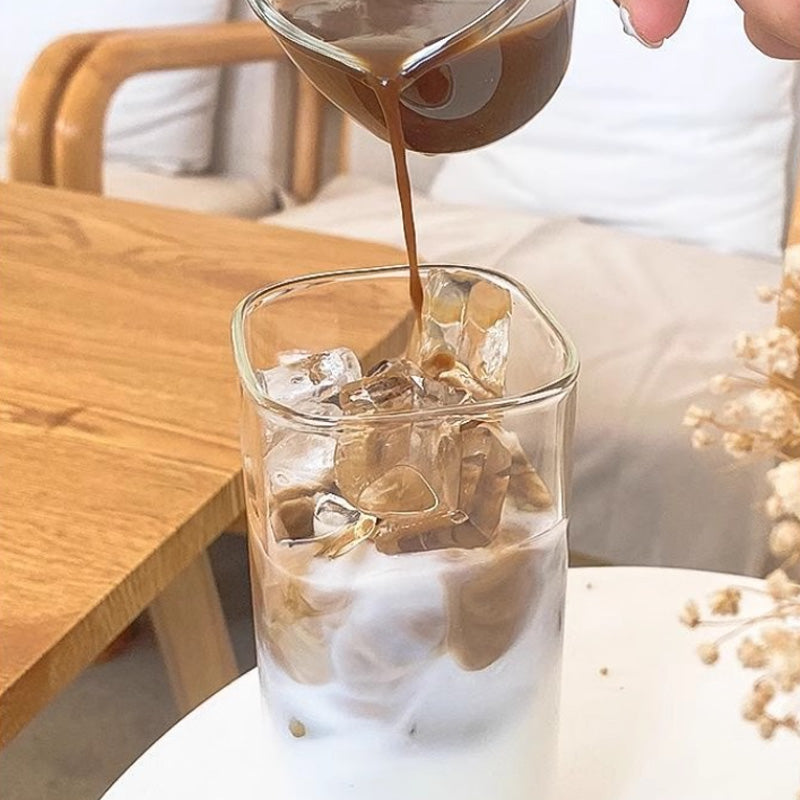 Quadratischer Trinkbecher mit Deckel und Strohhalm