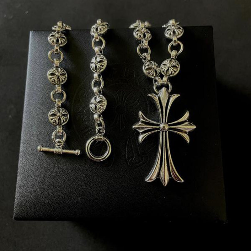 Halskette mit gotischem Kreuzanhänger