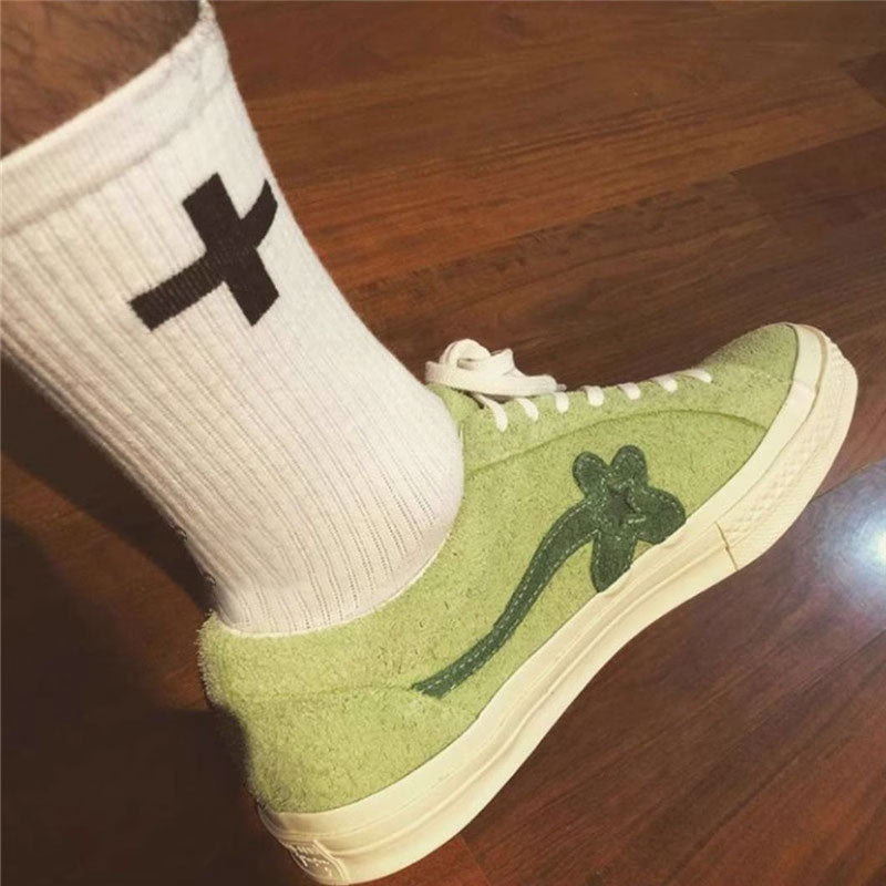 Schwarze und weiße Kreuzsocken