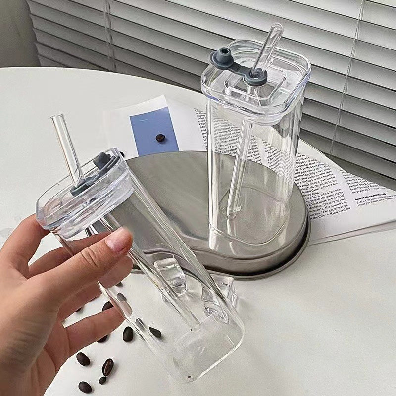 Quadratischer Trinkbecher mit Deckel und Strohhalm