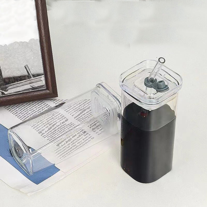 Quadratischer Trinkbecher mit Deckel und Strohhalm