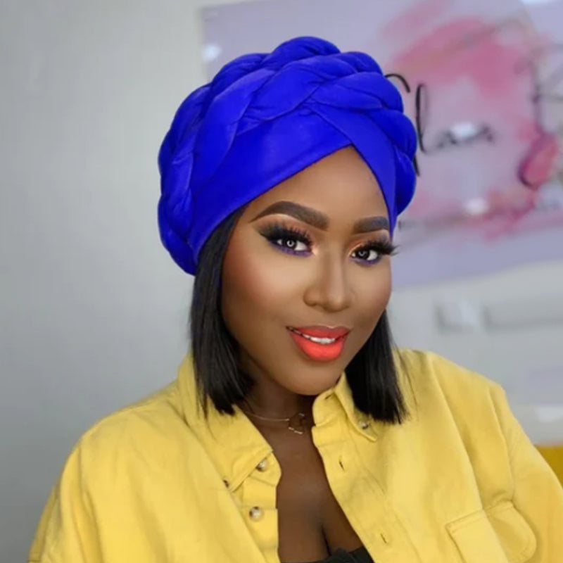 Schlichter Turbanhut aus Milchseide mit großem Zopfmuster