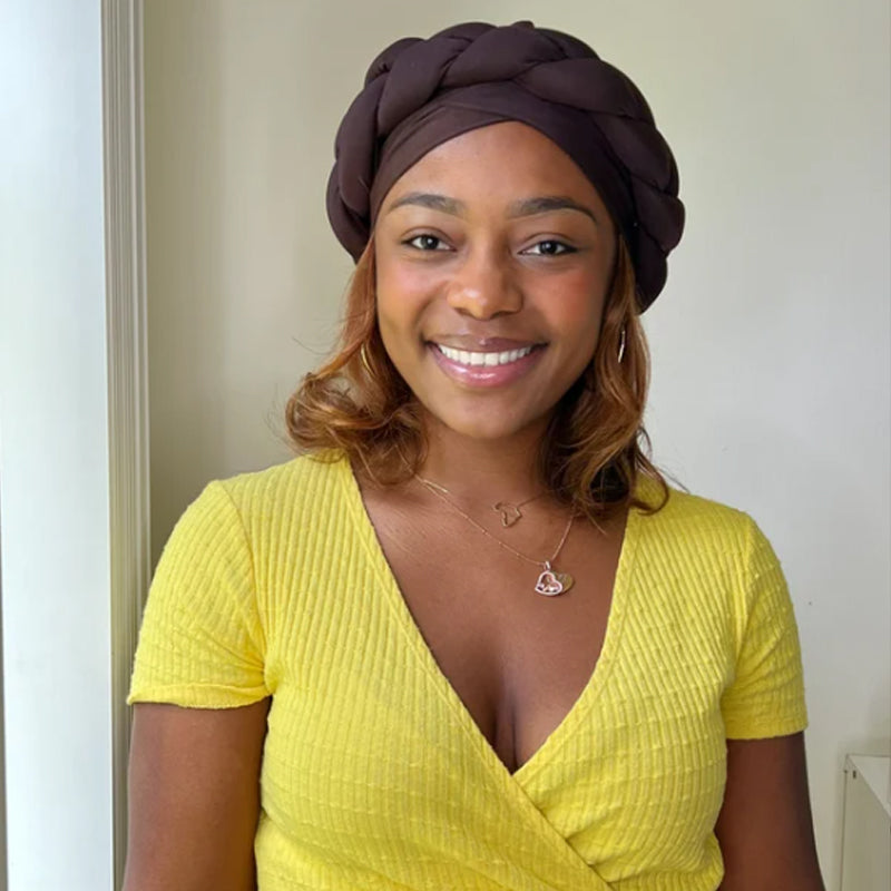 Schlichter Turbanhut aus Milchseide mit großem Zopfmuster