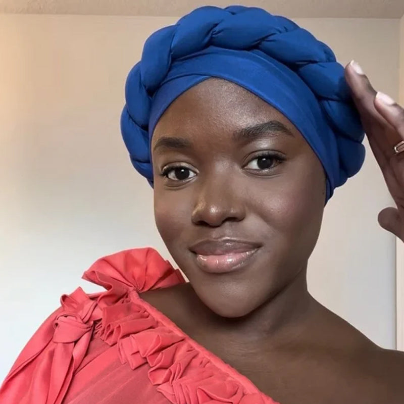 Schlichter Turbanhut aus Milchseide mit großem Zopfmuster