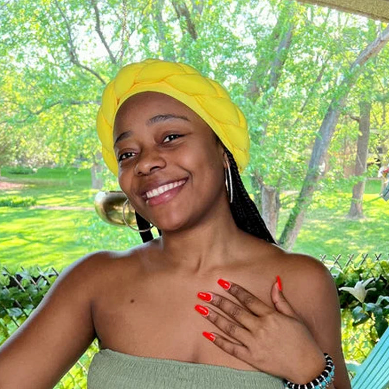 Schlichter Turbanhut aus Milchseide mit großem Zopfmuster