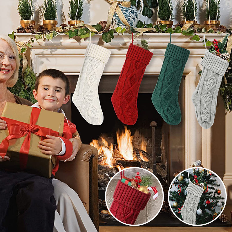 Weihnachtsstrümpfe – Der Weihnachtsmann legt Geschenke auf Socken